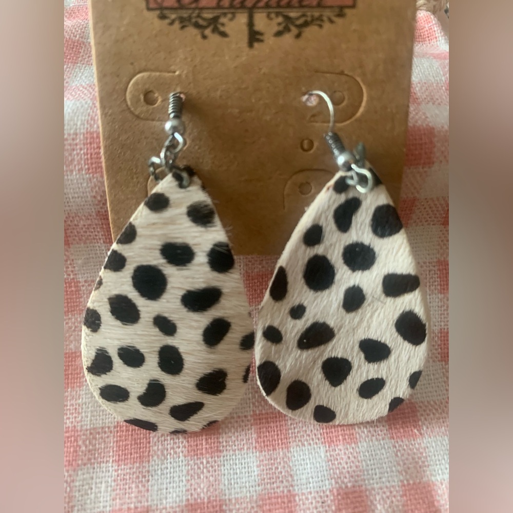 ⚡️Flash Sale⚡️ Black & Cream Spotted Print Earrings lightweight & fun!